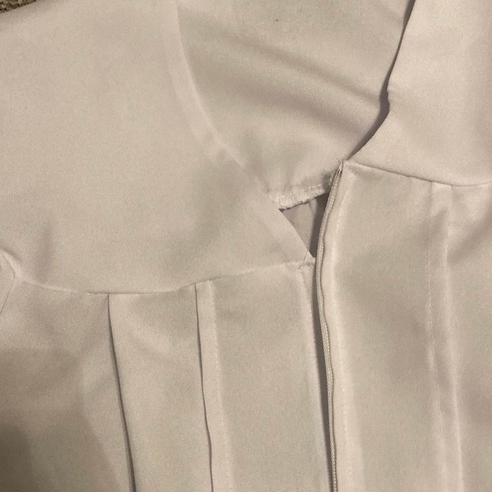 White Zip-Up Robe - Picture 5 of 6
